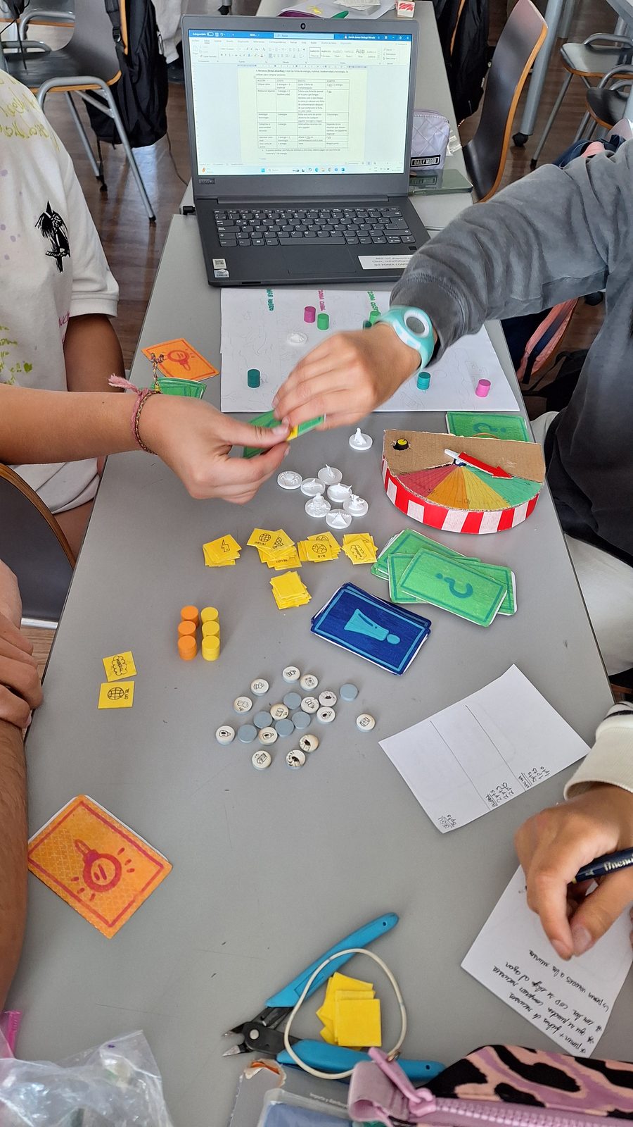 Al tablero y Robots