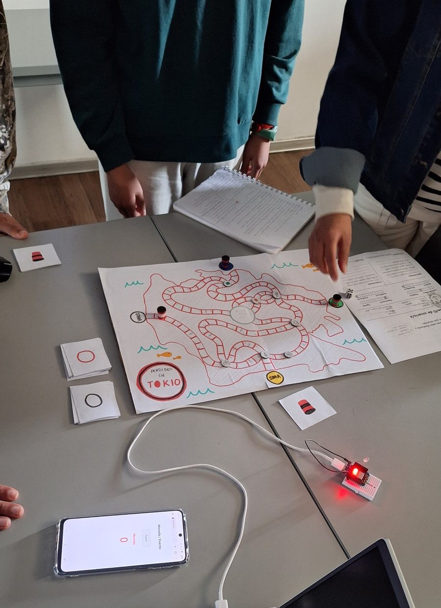 El robot controlado desde el teléfono mientras recorre el tablero.
