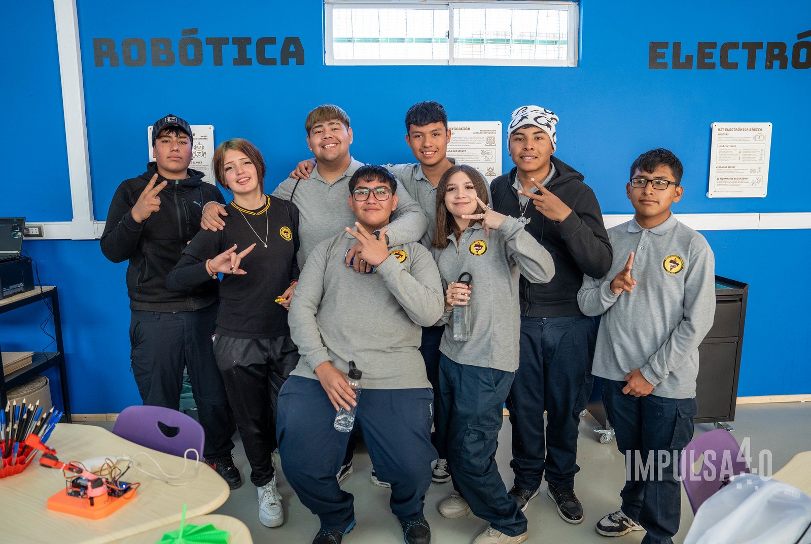 Estudiantes en la zona de robótica.