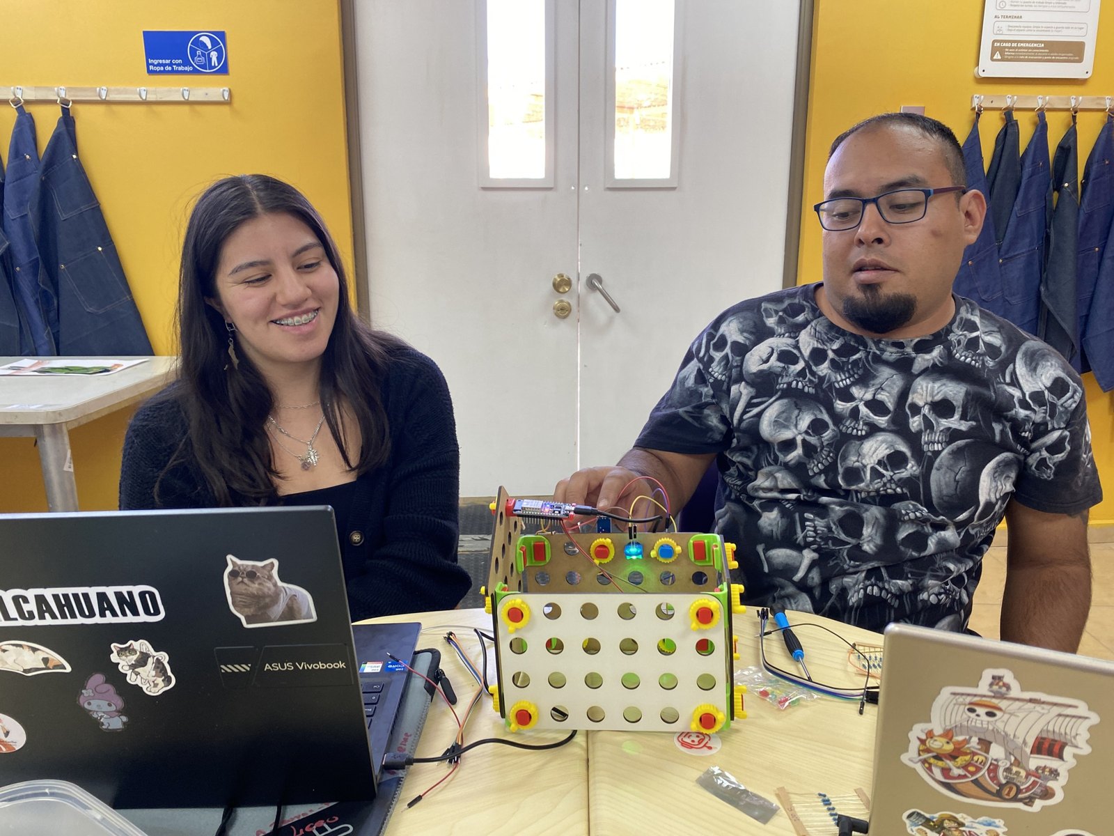 Docentes trabajando con el kit de domótica.