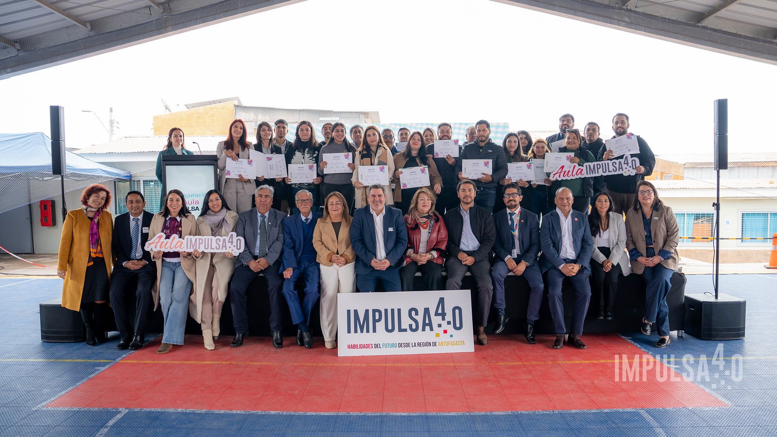 Autoridades, docentes y equipos al cierre de la ceremonia.