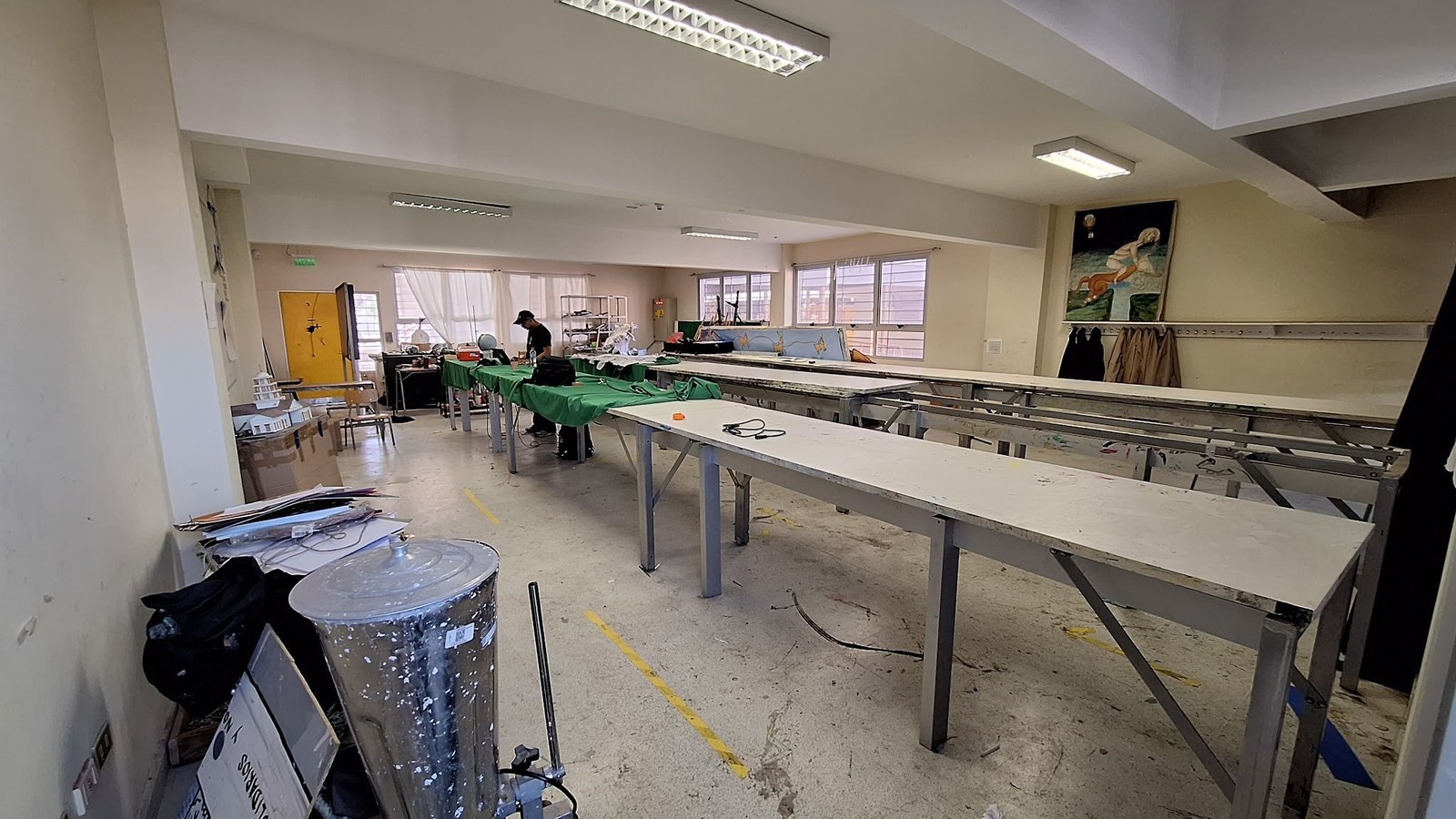 La sala asignada, un antiguo taller de artes, antes de intervenir.