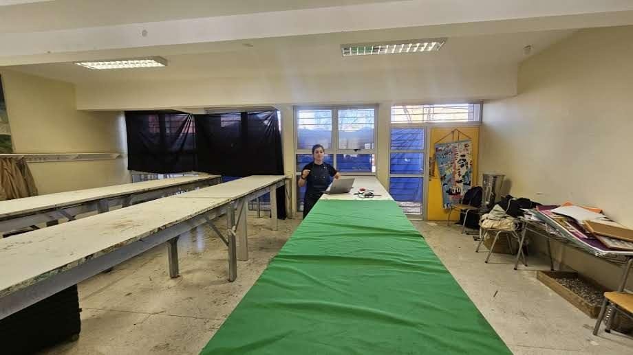 Los mesones y el mobiliario acumulado, durante el levantamiento.