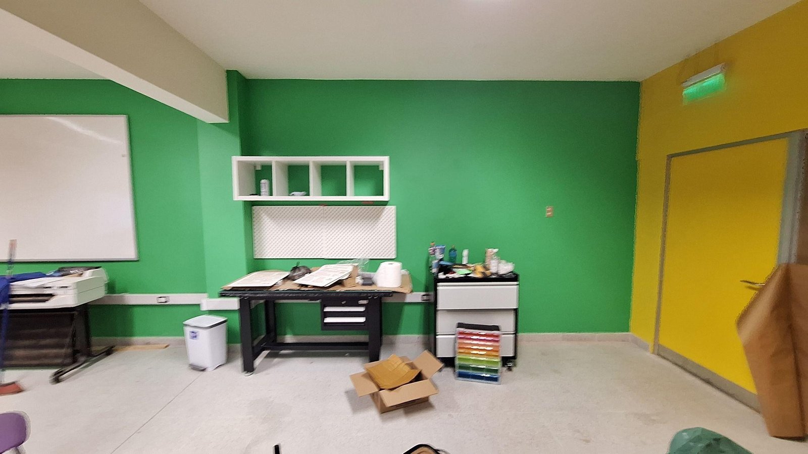 La sala pintada con la paleta del aula.