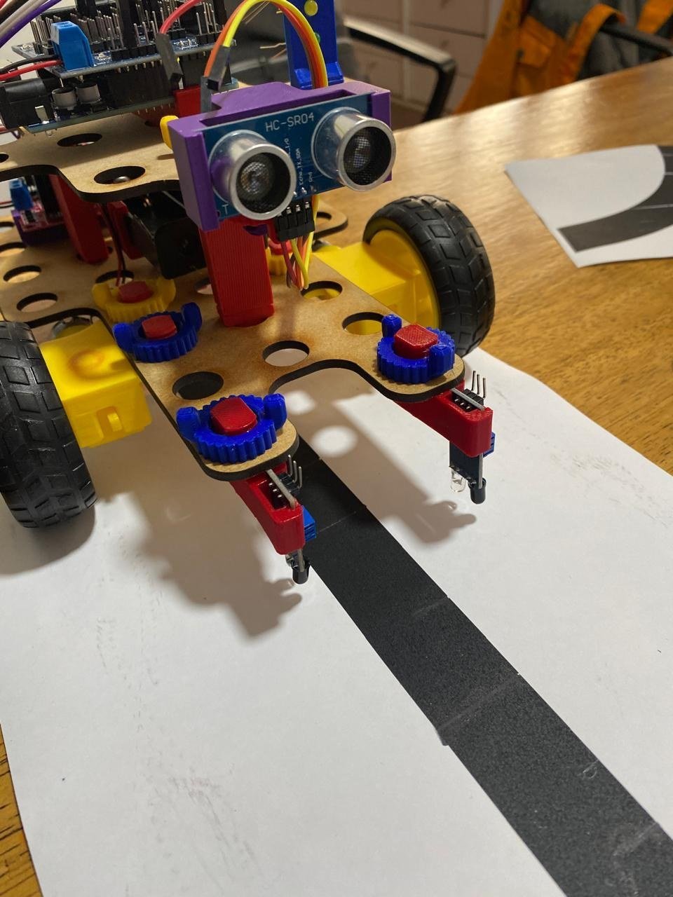 MK-BOT siguiendo una línea en la pista.