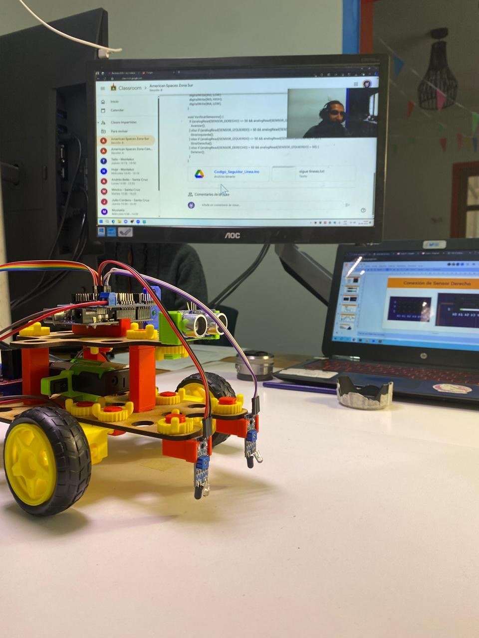 El robot junto al computador, en una clase de programación.