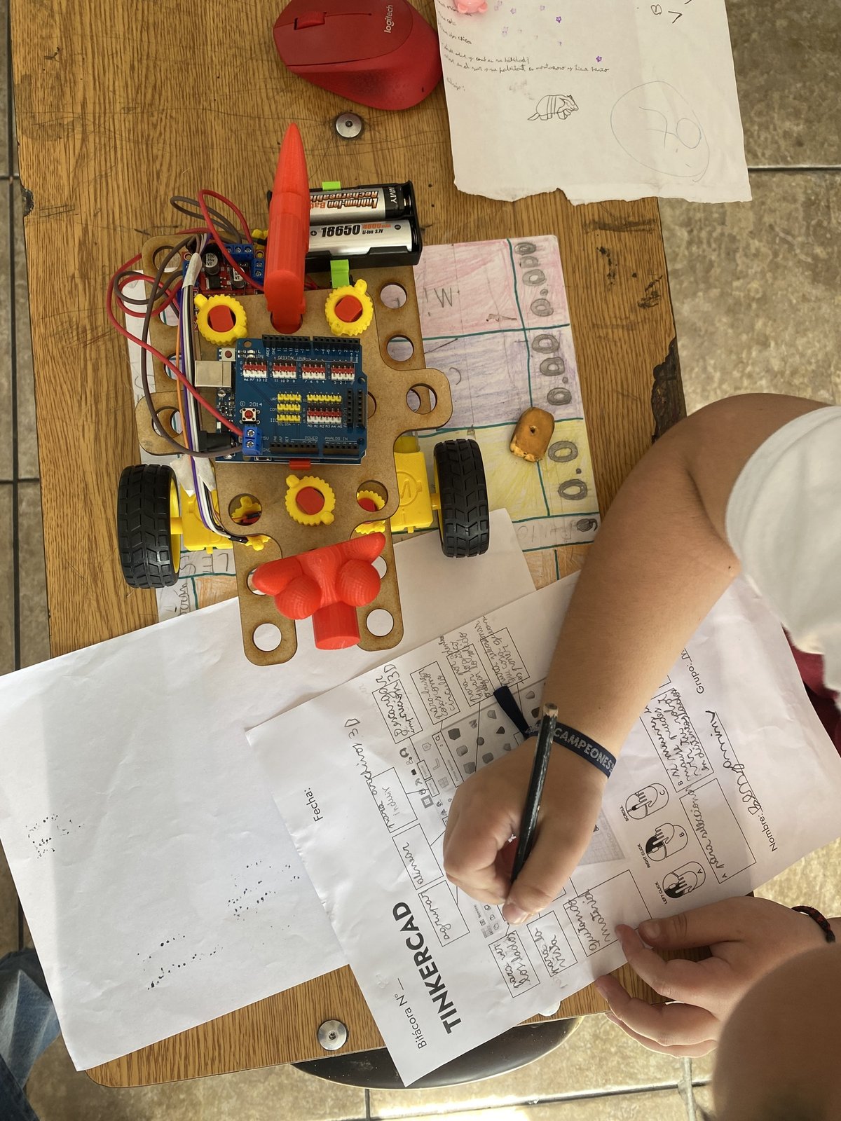 La ficha de trabajo con Tinkercad, junto al robot.