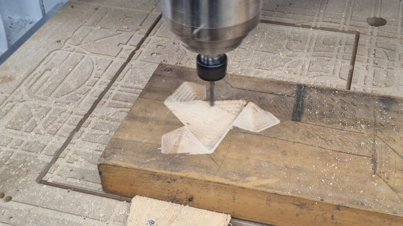 La CNC tallando la contraforma en madera de pino.