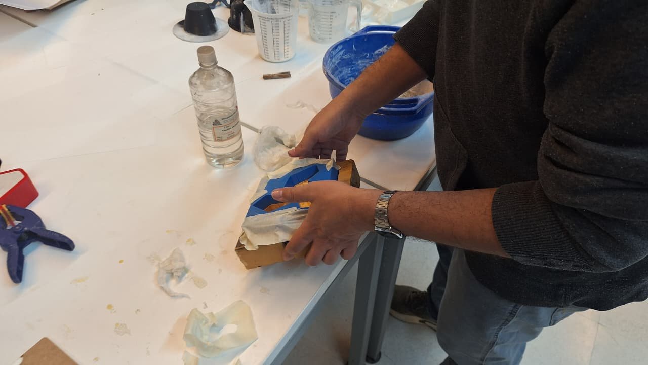 Vaciado de cemento en el molde de madera.