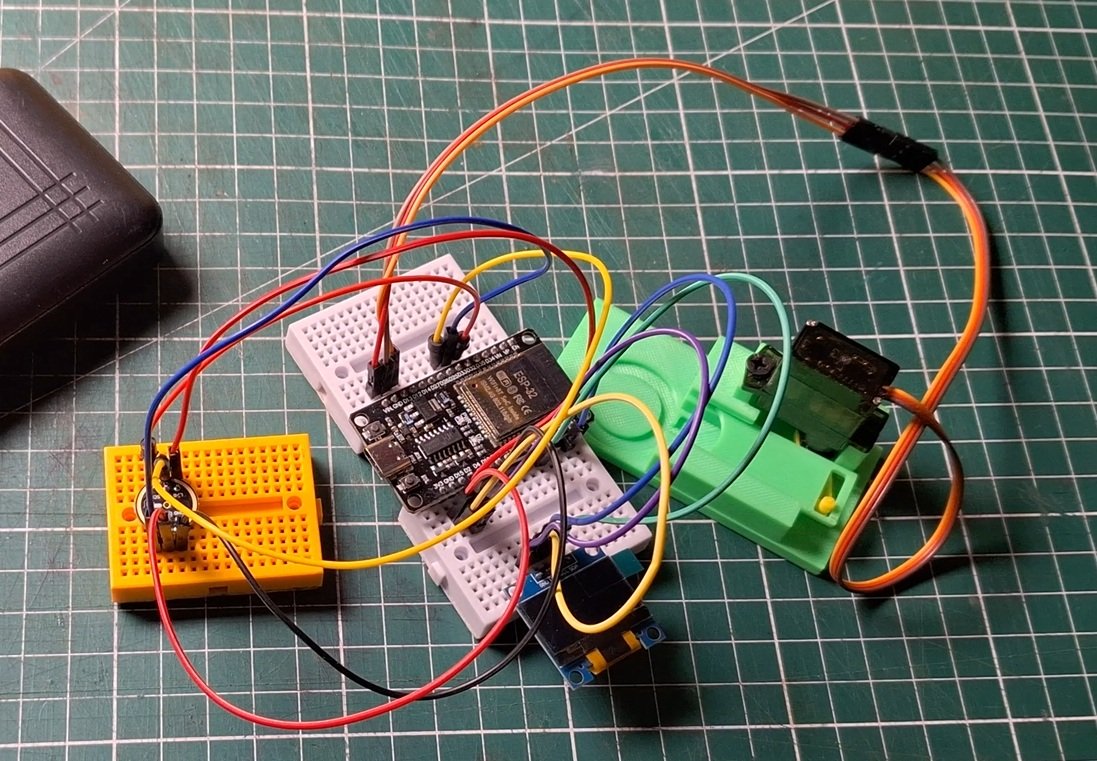 El sistema completo: ESP32, micrófono, pantalla OLED y servomotor con su soporte impreso.