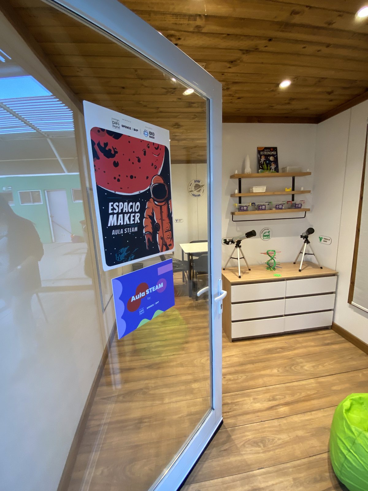 El acceso, con el afiche del Espacio Maker.
