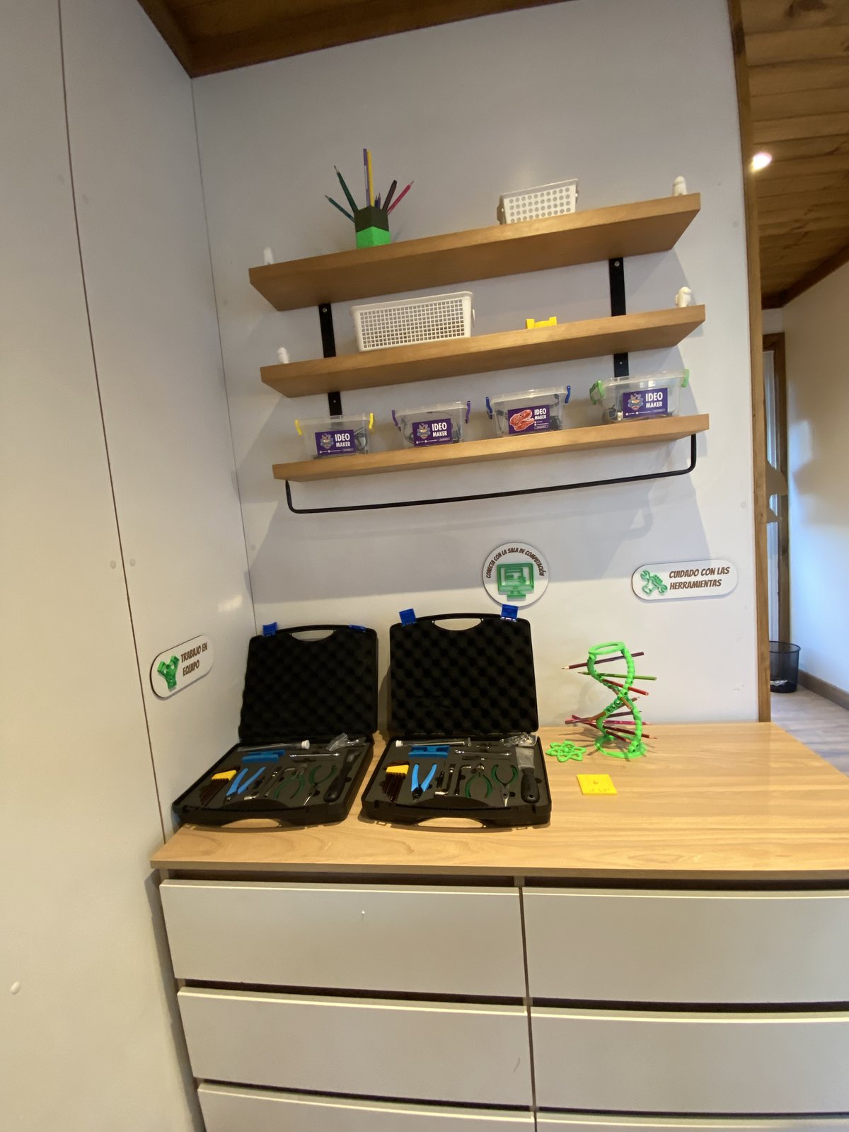 La estantería de kits y herramientas.