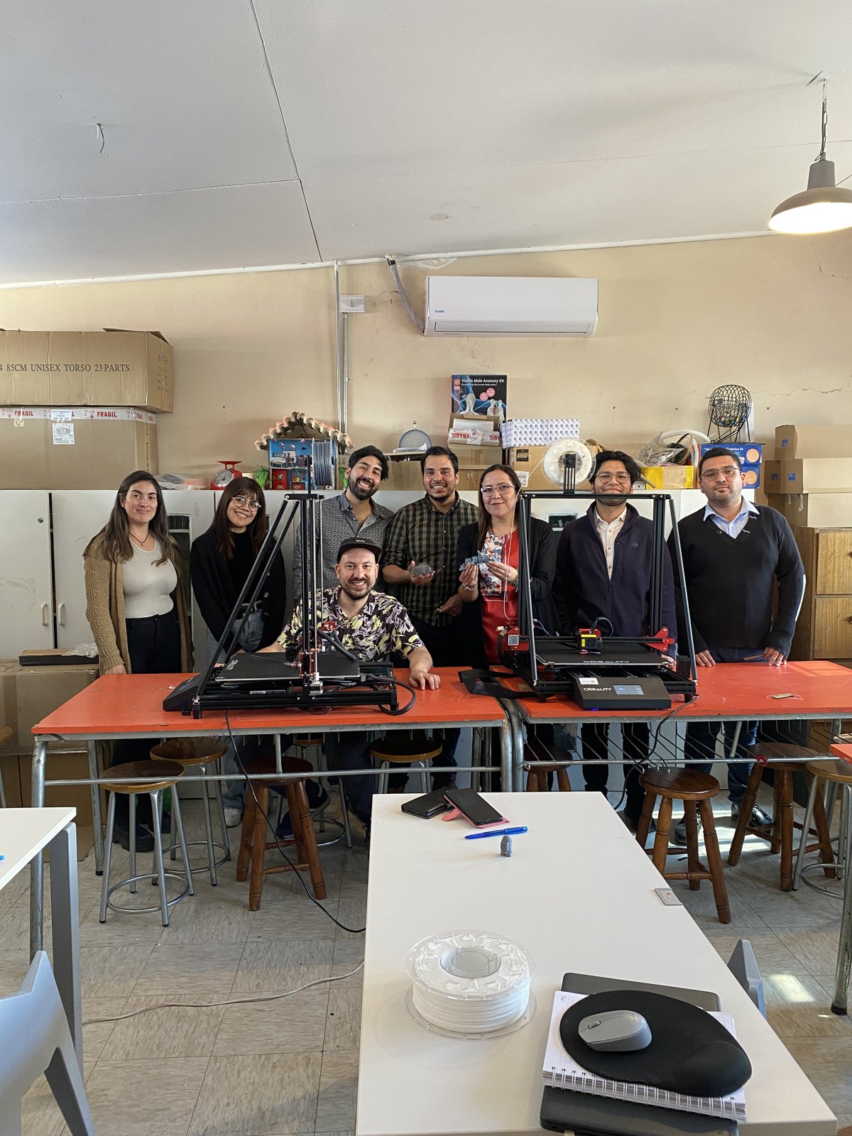Capacitación de impresión 3D en otra sala del establecimiento, junto a Sebastián Higuera.