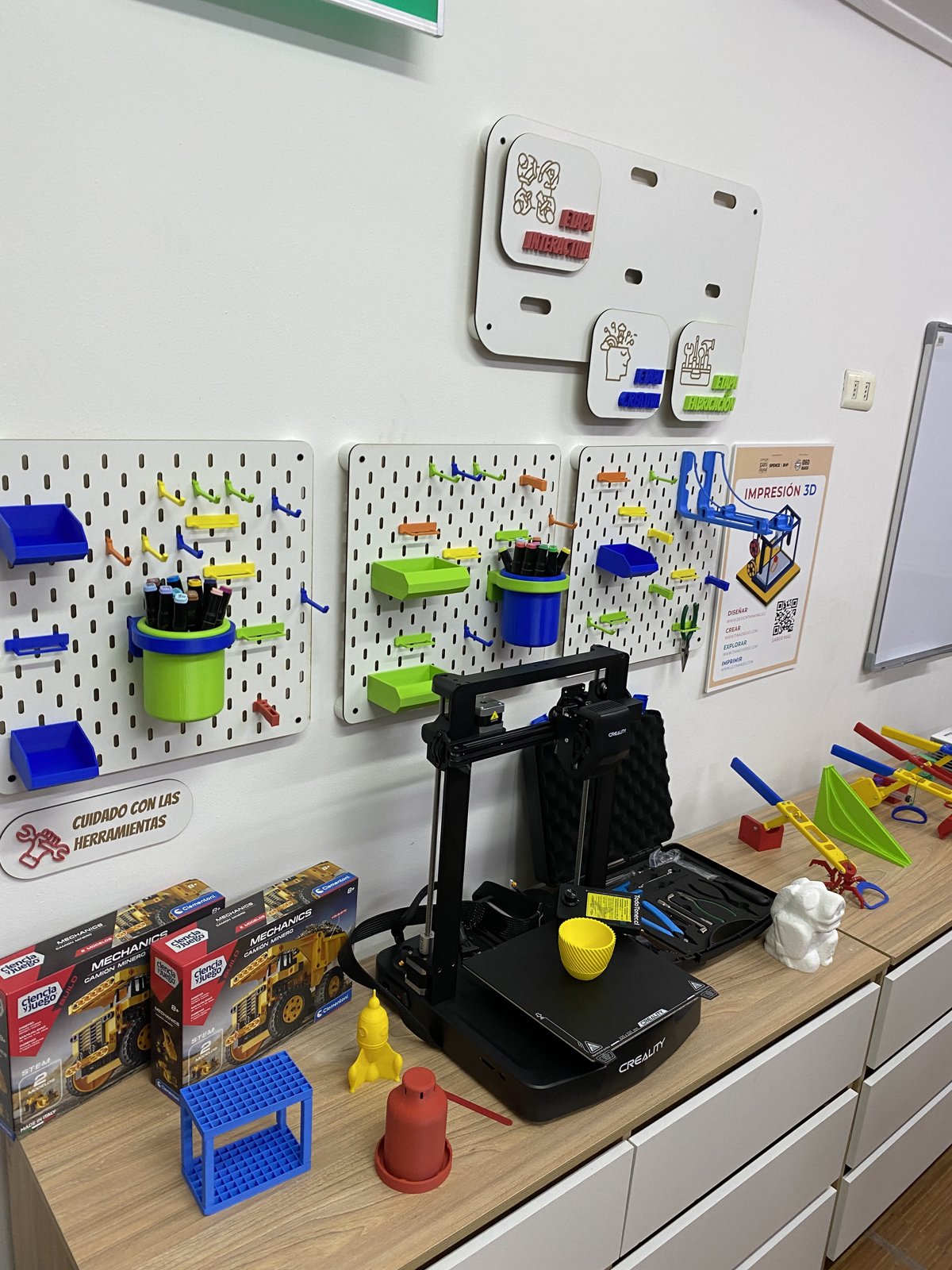 El muro de herramientas, con la impresora 3D y los kits.